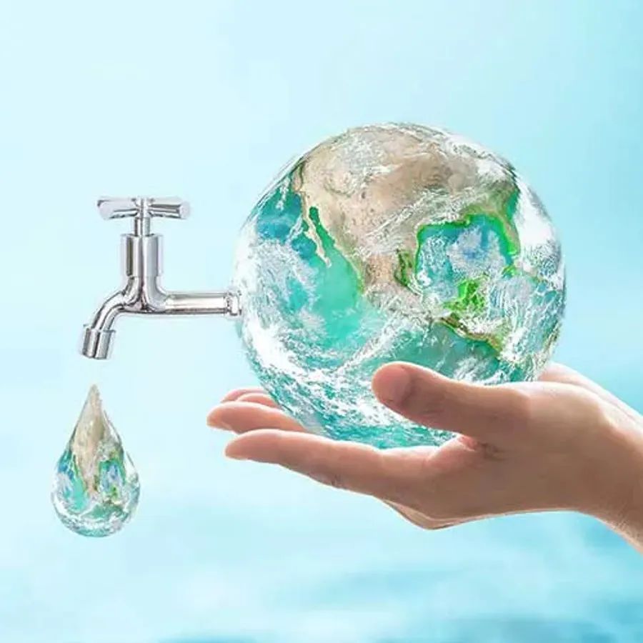 દેશમાં સરેરાશ એક વ્યક્તિ દરરોજ 45 લિટર પાણીનો બગાડ (Water Wastage) કરે છે. આ તેની દૈનિક જરૂરિયાતના 30 ટકા છે. એટલે કે એક વ્યક્તિને દરરોજ સરેરાશ 135 લિટર પાણીની જરૂર પડે છે. આજે વિશ્વ જળ દિવસ (World Water Day) છે. આ અવસર પર જાણીએ પાણી સાથે જોડાયેલી ઘણી રસપ્રદ વાતો.
