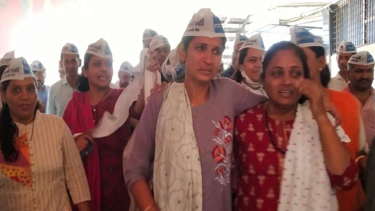 Surat : ભાજપ છોડી આપ માં ફરી જોડાનાર મહિલા કોર્પોરેટરને ગેરલાયક ઠેરવવા સરકારને પત્ર