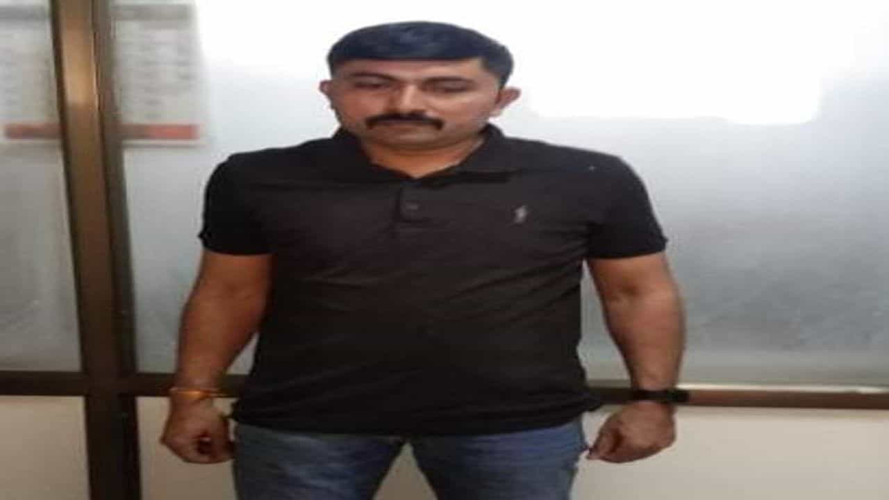 લાંચીયો કોન્સ્ટેબલ : વરાછા પોલીસ મથકનો કોન્સ્ટેબલ 20 હજારની લાંચ લેતા ઝડપાયો