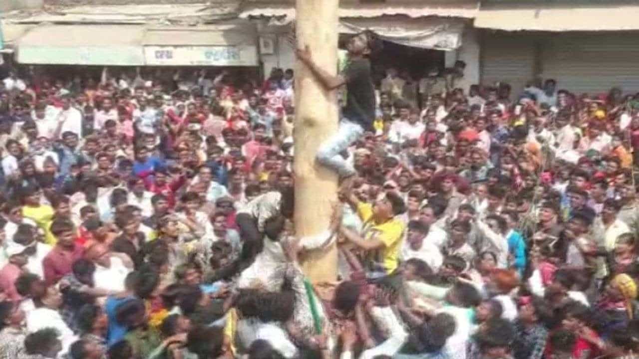 Dahod: મનગમતી યુવતીને પરણવા માટે ગોળ ગધેડાના માળામાં યુવાનો મહિલાઓના હાથની સોટીનો માર ખાય છે