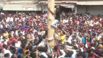 Dahod: મનગમતી યુવતીને પરણવા માટે ગોળ ગધેડાના માળામાં યુવાનો મહિલાઓના હાથની સોટીનો માર ખાય છે