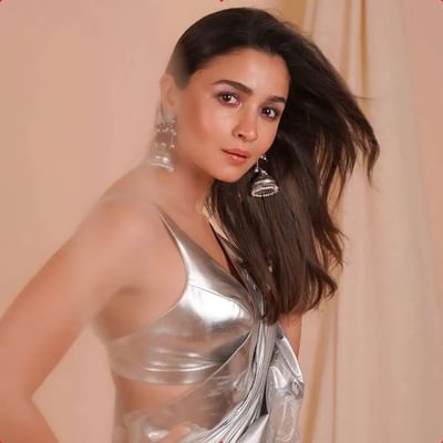 આલિયા ભટ્ટ આજે 29 વર્ષની થઈ ગઈ છે.ગંગુબાઈ કાઠિયાવાડીની સફળતા બાદ આલિયાએ સોશિયલ મીડિયા પર તેનો 'વેગન બર્ગર' ખાતો એક વીડિયો શેર કર્યો હતો. જો કે, તેના જન્મદિવસ પર આલિયાએ તેની બહેન શાહીન ભટ્ટ અને માતા સોની રાઝદાન સાથે શહેરથી દૂર સમય પસાર કરવાનું નક્કી કર્યું છે.