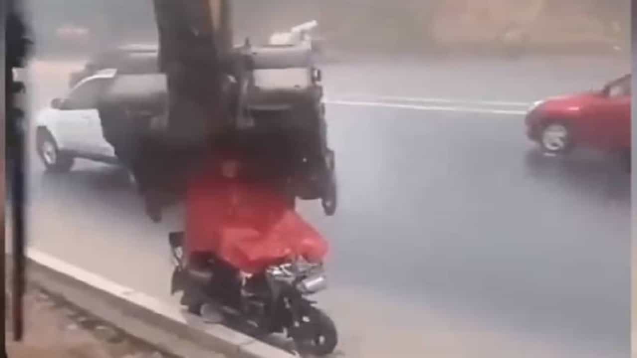 Viral: જેસીબી ચાલકે બાઈક પર બેઠેલા શખ્સની કરી મદદ, લોકોએ કહ્યું માનવતા હજુ જીવે છે