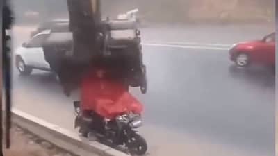 Viral: જેસીબી ચાલકે બાઈક પર બેઠેલા શખ્સની કરી મદદ, લોકોએ કહ્યું માનવતા હજુ જીવે છે