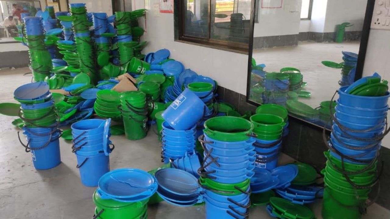 AMC દ્વારા હલકી ગુણવત્તાના ડસ્ટબીન ખરીદવામાં આવ્યા હોવાની ભાજપના કાઉન્સિલરે જ ફરિયાદ કરી