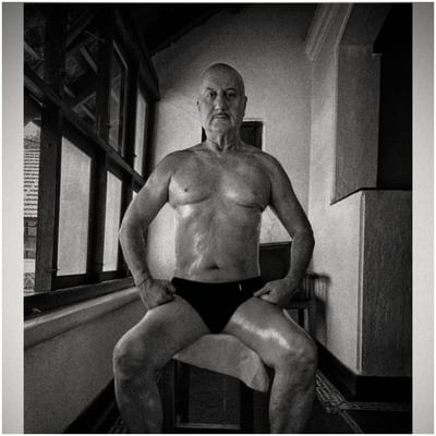 આજે અનુપમ ખેરનો જન્મદિવસ છે. જન્મદિવસના અવસર પર અનુપમે તેના 2 ફોટા શેયર કર્યા અને ચાહકોને જણાવ્યું કે, તે આ વર્ષથી શું નવું કરવા જઈ રહ્યો છે. અનુપમે લખ્યું, 'મને જન્મદિવસની શુભેચ્છા. આજે હું 67 વર્ષનો થઈ રહ્યો છું. હું મારું નવું સંસ્કરણ રજૂ કરવા માટે ખૂબ જ ઉત્સાહિત છું. આ ફોટા છેલ્લાં કેટલાક વર્ષોમાં ધીમી પ્રગતિ દરમિયાન લેવામાં આવ્યા હતા.
