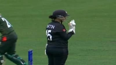Video : મહિલા વર્લ્ડ કપમાં વિકેટકીપરના ગ્લવ્સમાં ચીપકી ગયો બોલ, રનઆઉટ થતાં બચી ગઇ બેટ્સમેન