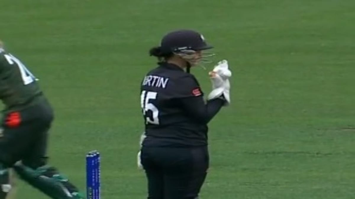 Video : મહિલા વર્લ્ડ કપમાં વિકેટકીપરના ગ્લવ્સમાં ચીપકી ગયો બોલ, રનઆઉટ થતાં બચી ગઇ બેટ્સમેન