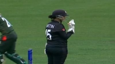 Video : મહિલા વર્લ્ડ કપમાં વિકેટકીપરના ગ્લવ્સમાં ચીપકી ગયો બોલ, રનઆઉટ થતાં બચી ગઇ બેટ્સમેન