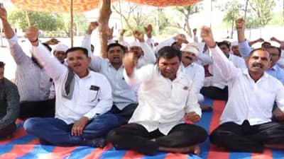 Banaskantha: દિયોદરના વખા ખાતે છેલ્લા પાંચ દિવસથી ખેડૂતોનું પૂરતી વીજળીની માંગ સાથે આંદોલન