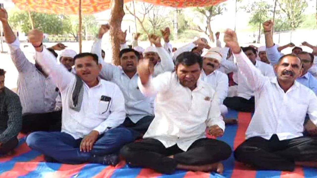 Banaskantha: દિયોદરના વખા ખાતે છેલ્લા પાંચ દિવસથી ખેડૂતોનું પૂરતી વીજળીની માંગ સાથે આંદોલન