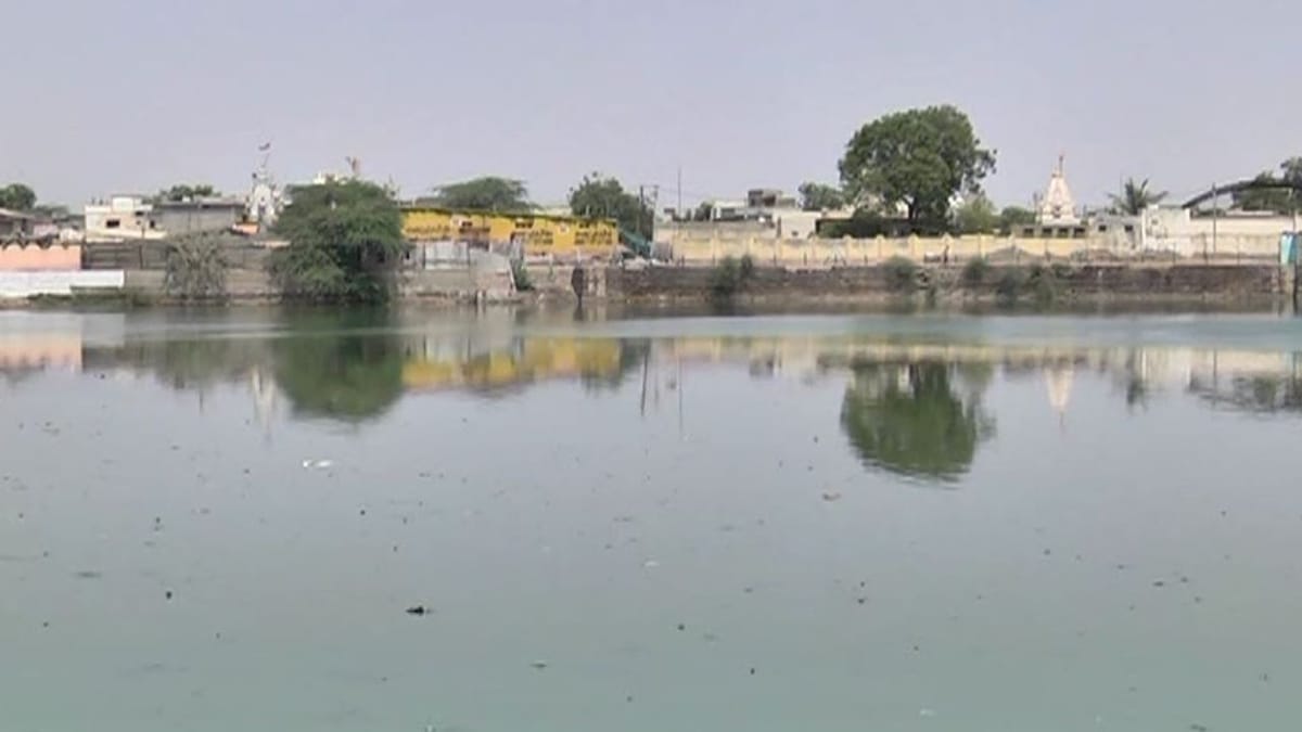 Kutch: એક દાયકા બાદ ભુજના ઐતિહાસિક દેસલસર તળાવમાંથી ગટરનાં પાણી દૂર કરવાનુ કાર્ય શરૂ થયું
