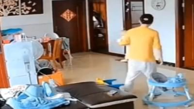 Viral: મોબાઈલના ચક્કરમાં કાંખમાં રહેલા બાળકને આખા ઘરમાં શોધવા લાગી મહિલા, જુઓ પછી શું થયું