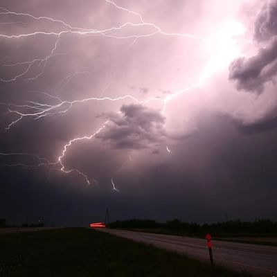 જ્યારે પણ વરસાદ આવવાનો હોય છે ત્યારે આકાશ વાદળછાયું થઈ જાય છે અને કાળા વાદળોના આગમન સાથે થોડી વારમાં વરસાદ શરૂ થઈ જાય છે. તમે પણ અનુભવ્યું હશે કે વાદળો ક્યારેક કાળા અને ક્યારેક સફેદ દેખાય છે. તો આજે અમે તમને જણાવીએ છીએ કે વાદળો કાળો કેમ થઈ જાય છે.