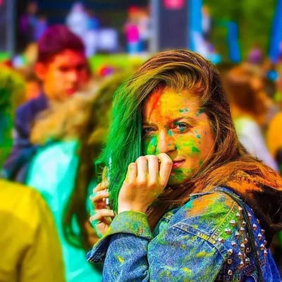 હોળી એક એવો તહેવાર છે, જેમાં દરેક જગ્યાએ માત્ર રંગો જ દેખાય છે. આ રંગારંગ ઉત્સવ પર રંગીન વાતાવરણ જોવા મળે છે. ક્યાંક લાલ તો ક્યારેક પીળો કે ગુલાબી રંગ જોવા મળે છે. જ્યારે રંગોની વાત આવે છે, તો આ દરમિયાન અમે તમને રંગો સંબંધિત કેટલીક ખાસ અને રસપ્રદ તથ્યો વિશે જણાવીએ. શું તમે જાણો છો કે કેટલા રંગો છે અને આપણી આંખો કેટલા રંગોને ઓળખી શકે છે. આજે જાણો જવાબ