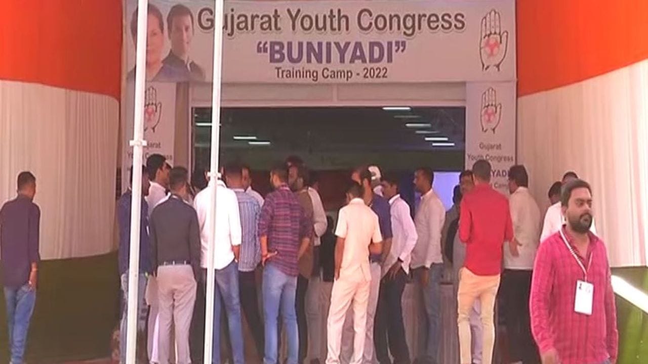 મહુડીમાં કોંગ્રેસની તાલીમ શિબિરમાં હાર્દિક પટેલનો બોયકોટ, સ્પીચ આપવા ઊભા થતાં જ એક જૂથના હોદ્દેદારો બહાર નીકળી ગયા મહુડીમાં કોંગ્રેસની તાલીમ શિબિરમાં હાર્દિક પટેલનો બોયકોટ, સ્પીચ આપવા ઊભા થતાં જ એક જૂથના હોદ્દેદારો બહાર નીકળી ગયા