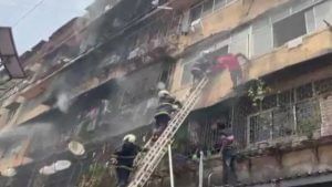 મુંબઈના મહાલક્ષ્મી વિસ્તારમાં ભીષણ આગ, બિલ્ડિંગના રહીશોને સલામત બહાર કાઢવામાં આવ્યા