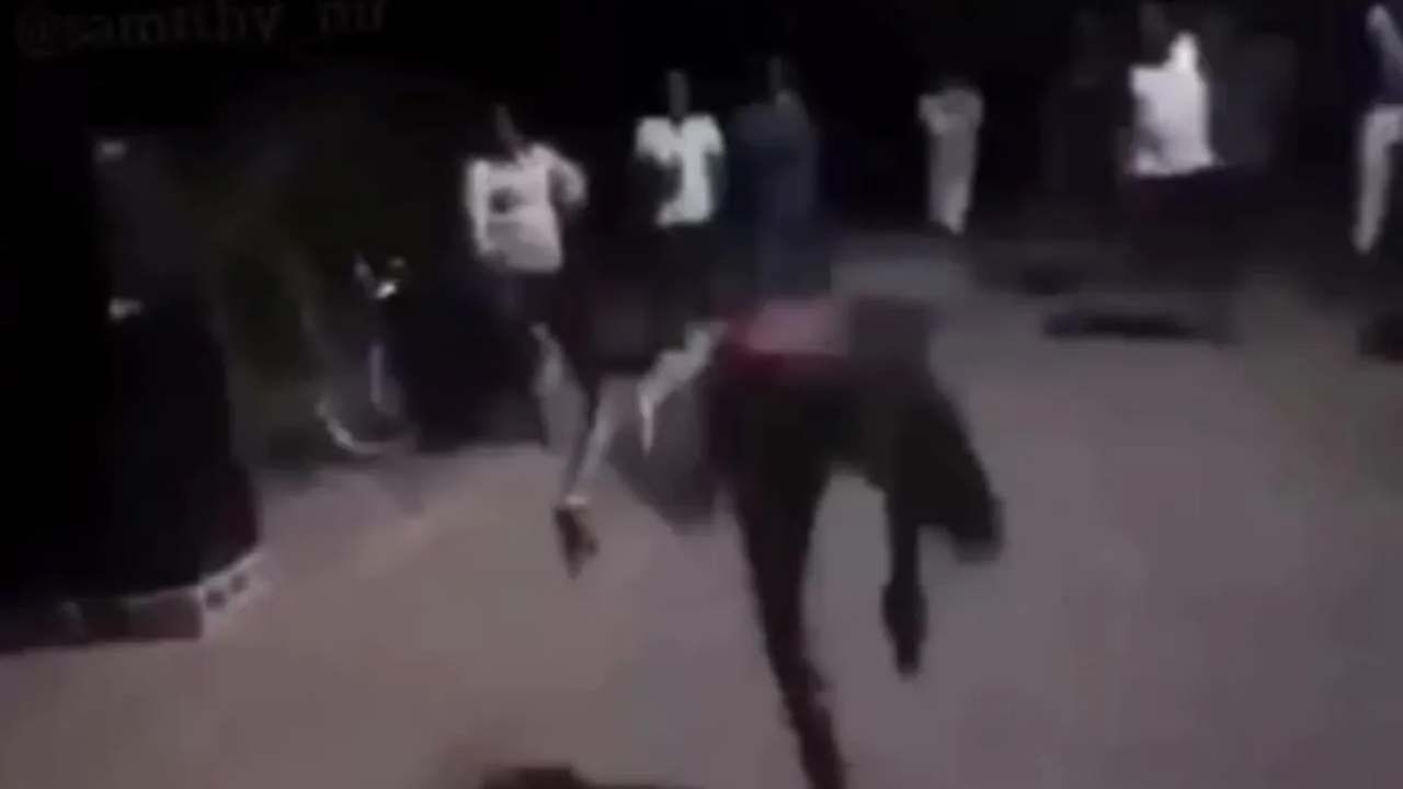 Funny Dance: યુવકે રસ્તા પર કર્યો હાહાકારી ડાન્સ, લોકોએ કહ્યું 'આ નાગિન છે કે શાહમૃગ ડાન્સ'