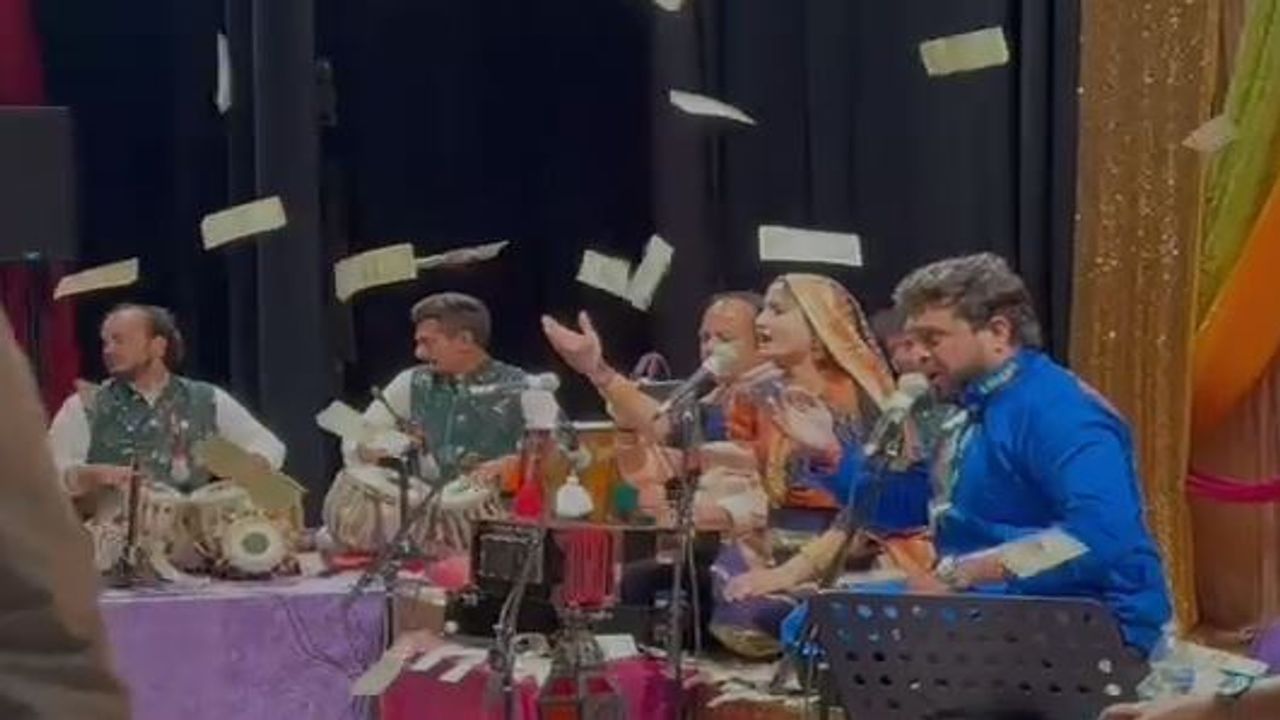 Kutch: ગુજરાતના વધુ એક લોકગાયકે વિદેશમાં લોકોને ડોલાવ્યા, ચાહકોએ કર્યો ડોલરનો વરસાદ! જુઓ વીડિયો
