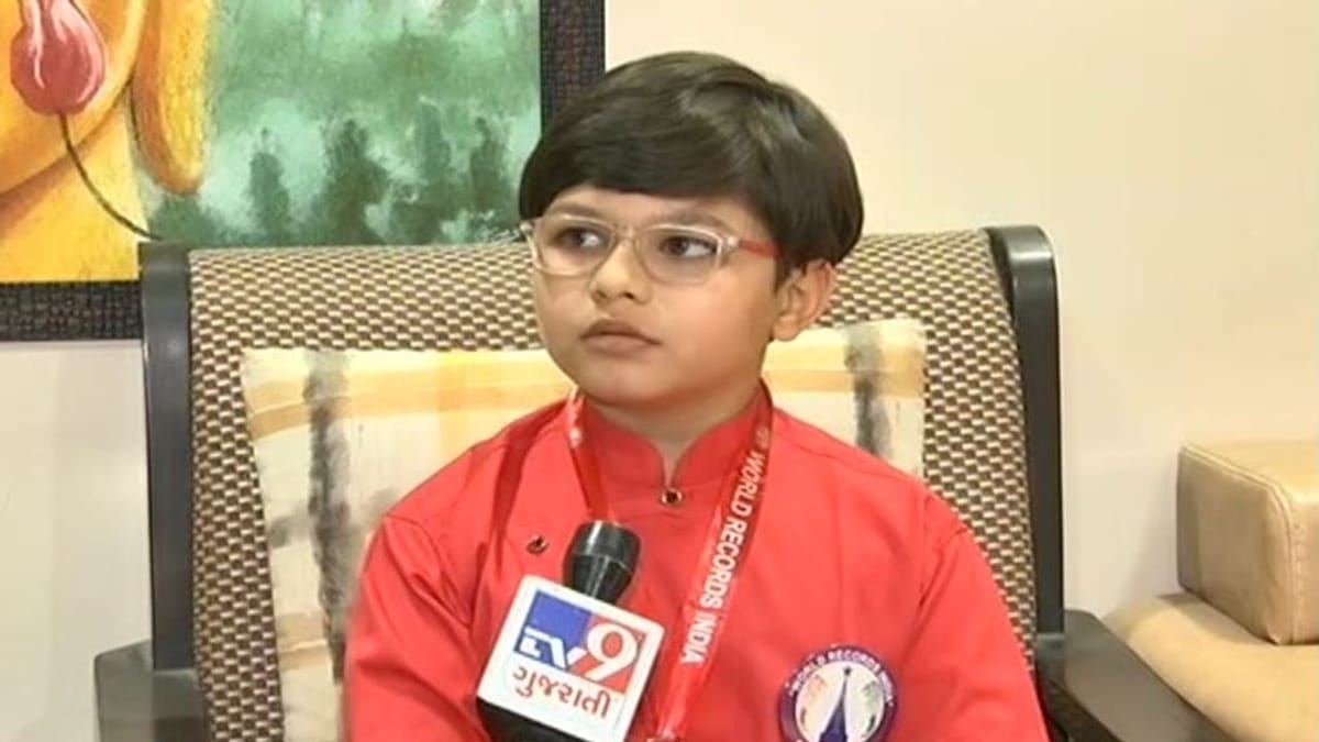 Ahmedabad: બાળકે શ્રીમદ ભગવદ્ ગીતાજીના તમામ 700 શ્લોક કંઠસ્થ કરીને 64 મિનિટમાં બોલવાનો ઐતિહાસિક રેકોર્ડ સર્જ્યો