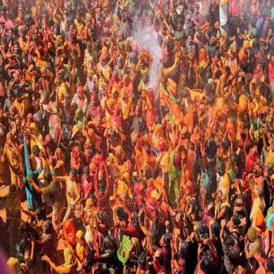 ભારતને વિવિધતાઓનો દેશ માનવામાં આવે છે. દેશના જુદા જુદા ભાગોમાં તહેવારો અલગ અલગ રીતે ઉજવવામાં આવે છે. રંગોનો તહેવાર હોળી પણ ખૂબ જ ઉત્સાહ સાથે ઉજવવામાં આવે છે. આ તહેવાર દેશના અલગ-અલગ ભાગોમાં અલગ-અલગ રિવાજો અને પરંપરાઓ સાથે ઉજવવામાં આવે છે. જ્યારે હોળી ઉત્તરાખંડમાં 'કુમાઉની' તરીકે ઓળખાય છે, ત્યારે રાજસ્થાનની શાહી હોળીનો આનંદ માણવા માટે દૂર-દૂરથી પ્રવાસીઓ આવે છે. ચાલો જાણીએ કે અલગ-અલગ જગ્યાએ હોળી કઈ રીતે ઉજવવામાં આવે છે.
