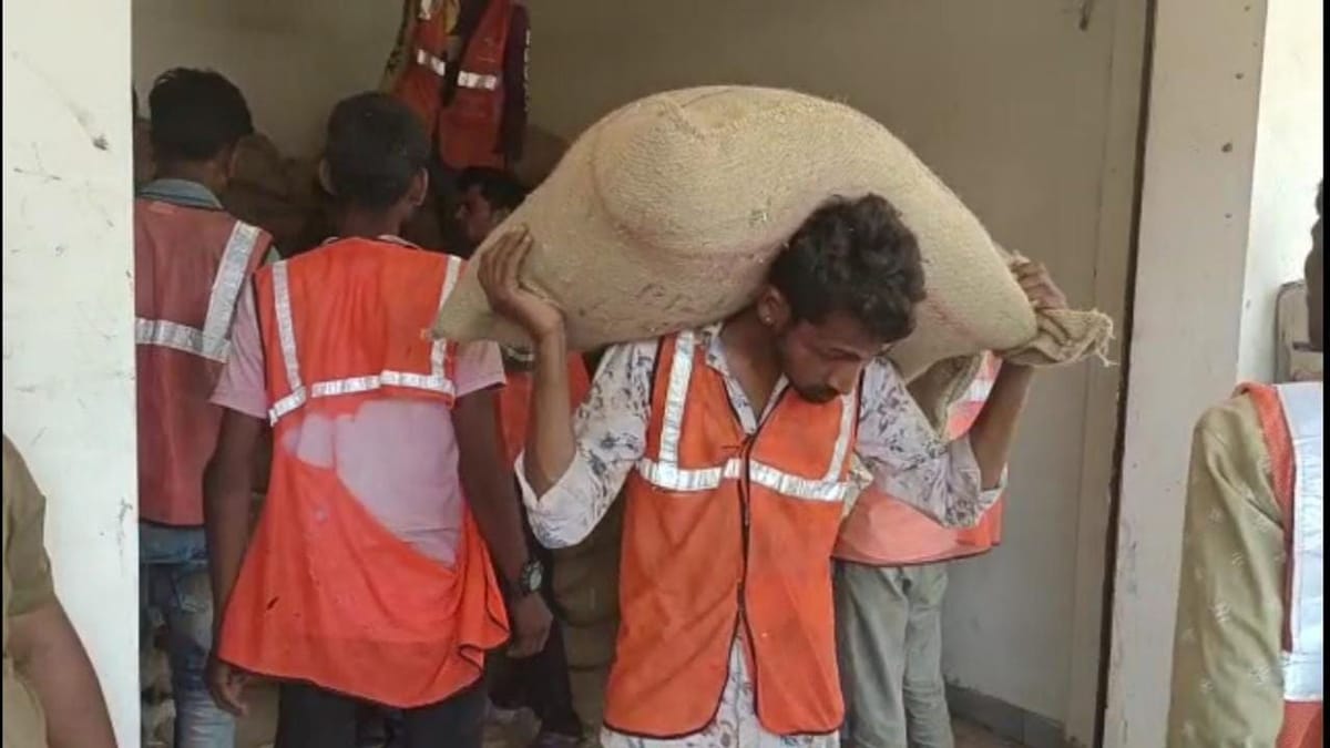 Surat : ગરીબોનો કોળિયો છીનવવાની કોશિશ ? કોર્પોરેશનની દુકાનોમાં જ મળી આવ્યો સરકારી અનાજનો ગેરકાયદે જથ્થો