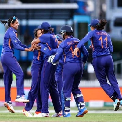 મહિલા વર્લ્ડ કપ 2022માં ભારતે બીજી જીત નોંધાવી છે. તેણે વેસ્ટ ઈન્ડિઝને 155 રનના વિશાળ માર્જિનથી હરાવ્યું. ત્રણ મેચમાં ભારતની આ બીજી જીત છે. ભારતે પ્રથમ બેટિંગ કરતા 317 રન બનાવ્યા હતા. ત્યારબાદ ભારતીય બોલરોએ વિન્ડીઝની ટીમને 162 રનમાં ઓલઆઉટ કરી દીધી હતી. ભારતે પ્રથમ મેચમાં પાકિસ્તાનને મોટા અંતરથી હરાવ્યું હતું, પરંતુ તે પછી યજમાન ન્યુઝીલેન્ડ સામે પરાજય થયો હતો. આવી સ્થિતિમાં તેને જીતની જરૂર હતી અને બેટ્સમેન અને બોલરોની શાનદાર રમતના કારણે તેણે આ કામ પાર પાડ્યું. ચાલો જાણીએ કે વેસ્ટ ઈન્ડિઝ સામે ટીમ ઈન્ડિયાની જીતનો હીરો કોણ હતો.