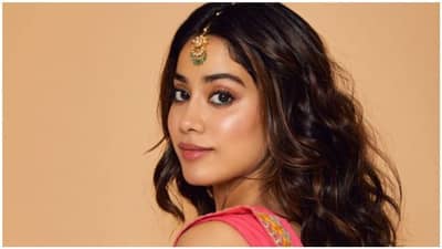 ડાર્ક ગ્રીન કલરના ડ્રેસમાં જોવા મળી જાહ્નવી કપૂર, પાર્ટીમાં સુંદર લુક દર્શાવ્યો