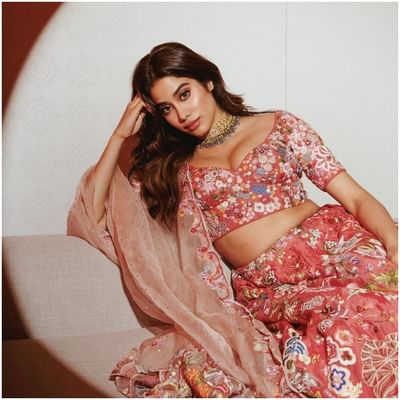  જ્હાન્વી કપૂરે વર્ષ 2018માં ફિલ્મ ધડકથી પોતાના કરિયરની શરૂઆત કરી હતી. આ પછી જ્હાન્વીએ થોડો બ્રેક લીધો અને તે ફરીથી વર્ષ 2020માં ફિલ્મ ઘોસ્ટ સ્ટોરીઝમાં જોવા મળી.  તે જ વર્ષે જ્હાન્વીની ફિલ્મ ગુંજન સક્સેના રિલીઝ થઈ હતી. આ ફિલ્મમાં જ્હાન્વીનું કામ ખૂબ જ પસંદ આવ્યું હતું.