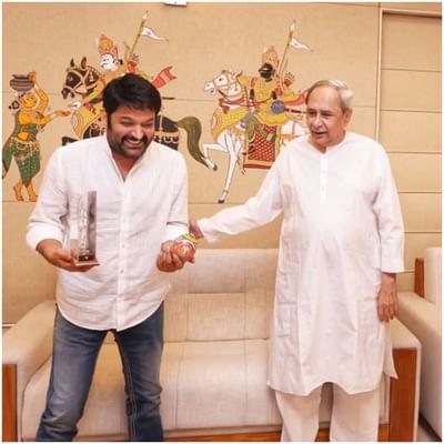 કપિલ શર્મા તાજેતરમાં ઓડિશાના મુખ્યમંત્રીને મળ્યો હતો, જેના ફોટા સોશિયલ મીડિયા પર વાયરલ થઈ રહ્યા છે. કપિલે આ મુલાકાતની તસવીરો શેર કરી છે.