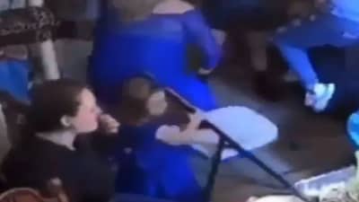 Funny Video: નાની બાળકીએ ભૂલથી કરી આવી મજાક, મહિલા જમીન પર પડી, જુઓ વીડિયો