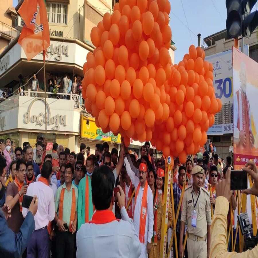 કાર્યકરોની વિશાળ મેદની જોઈને પીએમ મોદી તેમનો કાફલો ઉભો રાખ્યો હતો, અને લોકોનું અભિવાદન ઝીલ્યું હતું. 