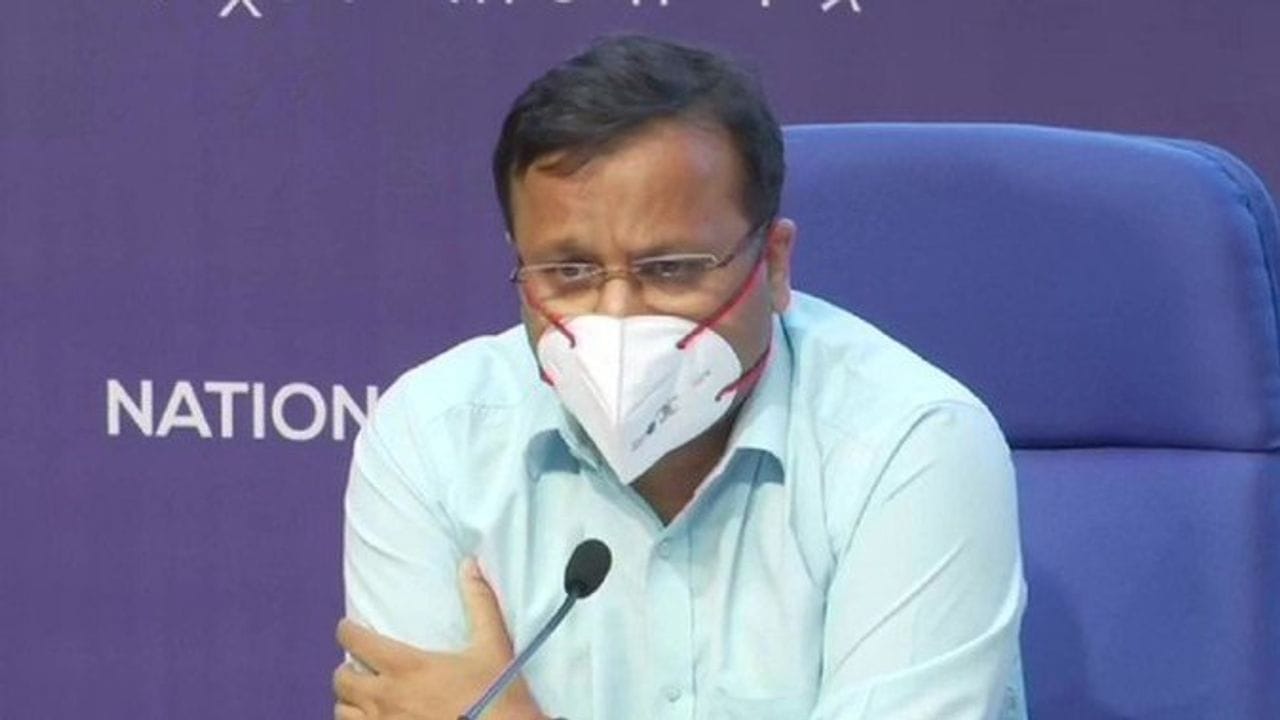 Corona Virus: દેશમાં કોરોનાના કેસ દરરોજ ઘટી રહ્યા છે, કેન્દ્ર સરકારે કહ્યું- ઓમિક્રોનનો ખતરો હજુ સમાપ્ત થયો નથી