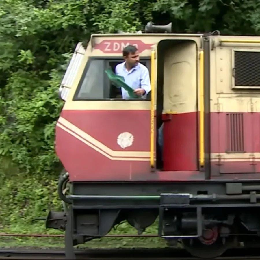 આ ટેસ્ટ કરવી પડશે પાસ ? - સૌથી પહેલાં લોકો પાયલટે તેની હાજરી સંબંધિત કામ કરવાનું હોય છે અને તેની ટ્રેનની માહિતી પણ તેને આપવામાં આવે છે. આ સિવાય તેમને ટ્રેનના રૂટ મેપ વગેરે વિશે સંપૂર્ણ માહિતી આપવામાં આવે છે અને ટ્રેન વિશેની માહિતી આપવામાં આવે છે.
