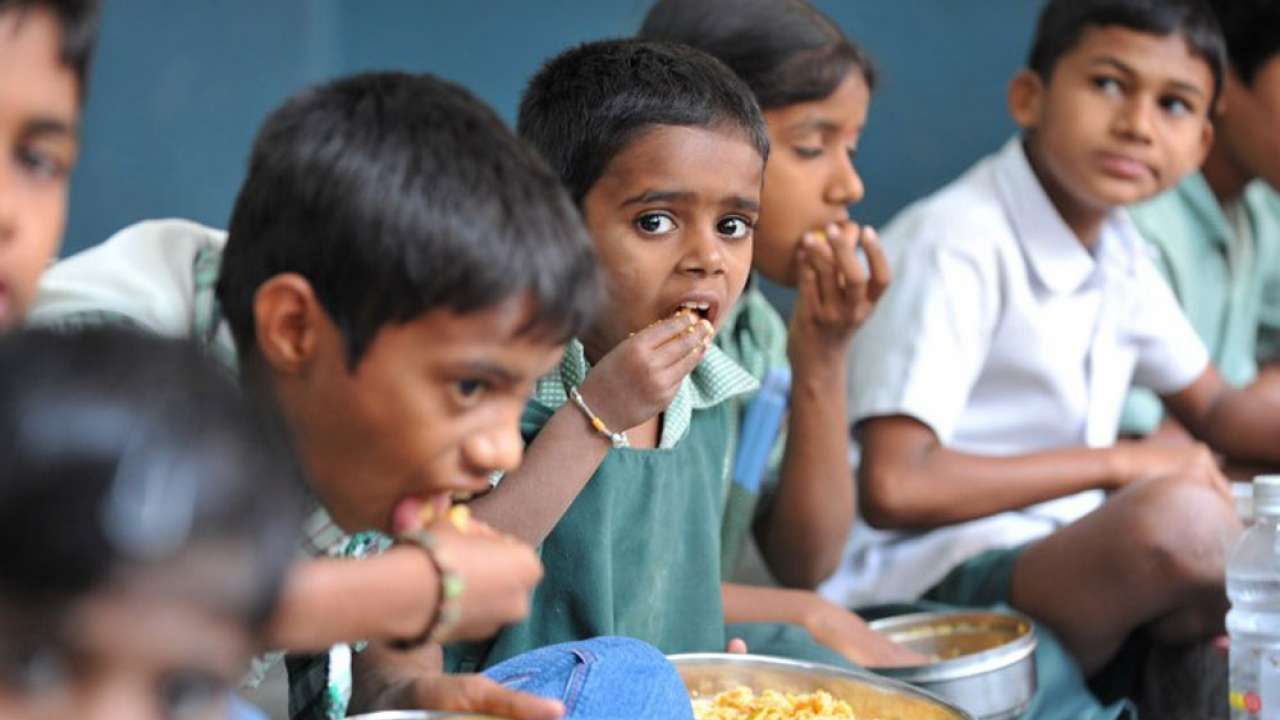 Surat : નગર પ્રાથમિક શિક્ષણ સમિતિના વહીવટી તંત્રની ગંભીર બેદરકારી, 300થી વધુ શાળાના 1.50 લાખ બાળકો મધ્યાહન ભોજન યોજનાથી વંચિત