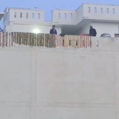 
ઉત્તર પ્રદેશ, પંજાબ, ગોવા, ઉત્તરાખંડ અને મણિપુરમાં યોજાયેલી વિધાનસભા ચૂંટણીના પરિણામો આજે જાહેર થશે. પંજાબમાં આમ આદમી પાર્ટીના મુખ્યમંત્રી પદના ઉમેદવાર ભગવંત માનના ઘરને ફૂલોથી શણગારવામાં આવ્યું છે.