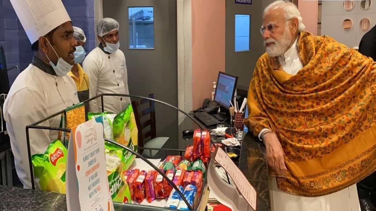 વડાપ્રધાન જ્યારે વારાણસી કેન્ટ રેલ્વે સ્ટેશન પહોંચ્યા ત્યારે મધરાતે કાશીના રસ્તાઓ પર મોદી-મોદીના નારા ગુંજી ઉઠ્યા