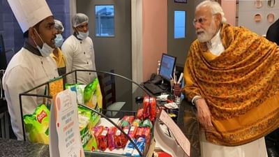 વડાપ્રધાન જ્યારે વારાણસી કેન્ટ રેલ્વે સ્ટેશન પહોંચ્યા ત્યારે મધરાતે કાશીના રસ્તાઓ પર મોદી-મોદીના નારા ગુંજી ઉઠ્યા