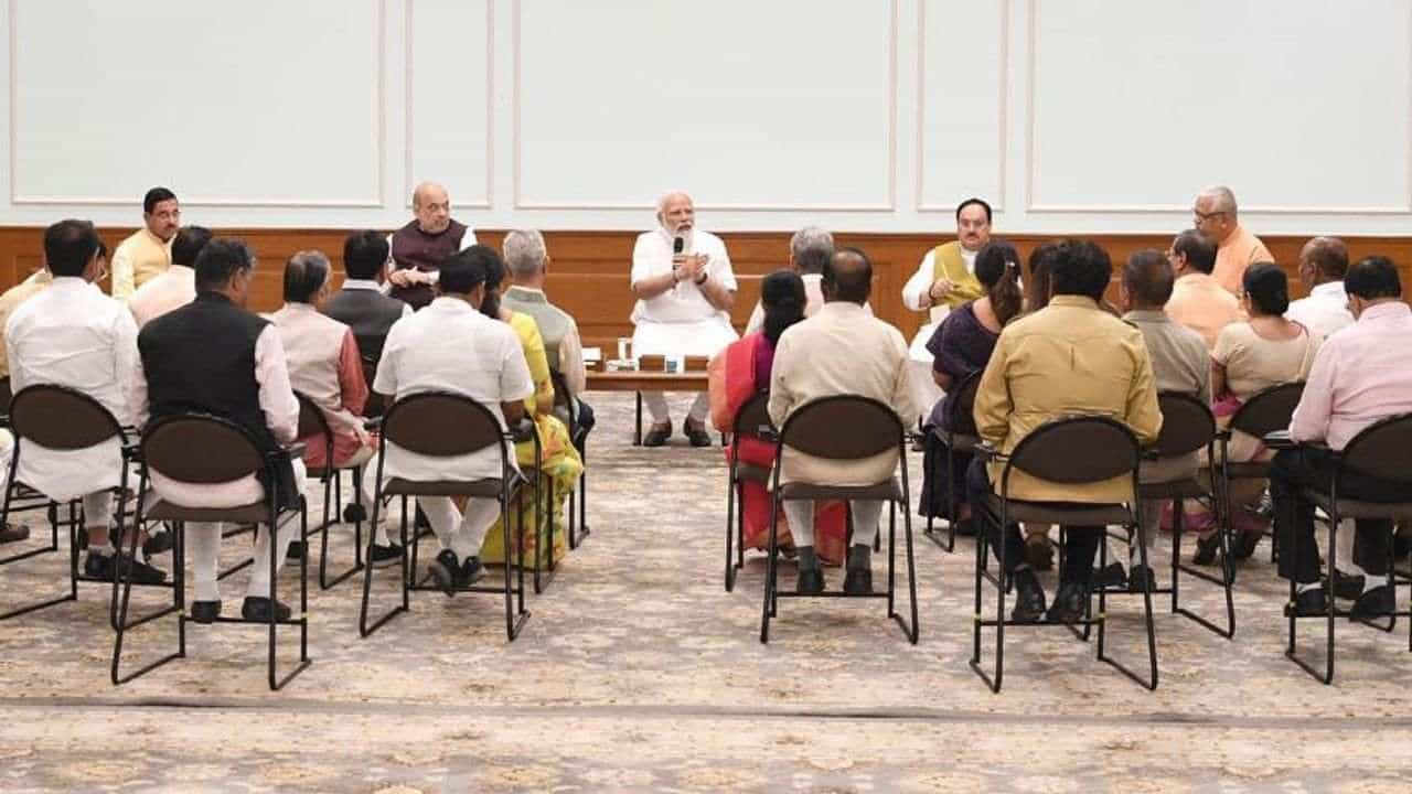 Gujarat assembly elections 2022: વિધાનસભા ચૂંટણી પહેલા PM મોદીએ ગુજરાતનાં સાંસદોનો ક્લાસ લીધો, દિલ્હીમાં બેઠક કરી