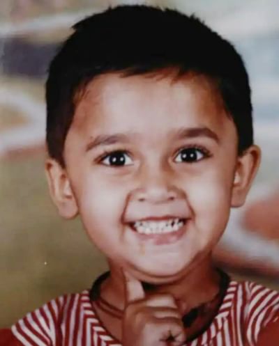 બાળપણના આ સુંદર ફોટોમાં, તેજસ્વી પ્રકાશ તોફાની છતાં ક્યૂટ લાગે છે અને ચાહકો તેના અદ્ભુત વ્યક્તિત્વને જોતા રોકી શકતા નથી. તેજસ્વી શોર્ટ હેર સ્ટાઇલમાં પણ ખુબ આકર્ષક દેખાઈ રહી છે.