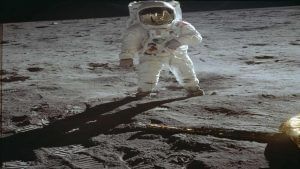 Moon Pictures: ચંદ્ર પર લેવામાં આવેલી પ્રથમ તસવીરોની આજે હરાજી, એપોલો મિશનમાં થઈ હતી ક્લિક