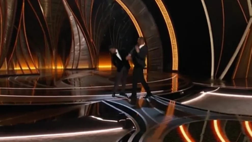 Oscars ના મંચ પર જ તમાચાવાળી ! Will Smith ને પત્નિ પર મારવામાં આવેલો જોક પસંદ ન આવતા હોસ્ટને માર્યો તમાચો