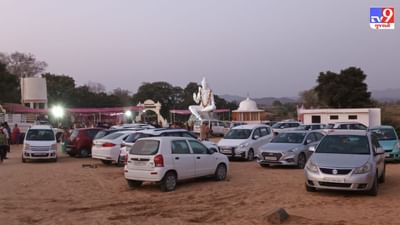 ભગવાન શિવની પૂજા અર્ચના કરવાનો ઉત્તમ દિવસ એટલે મહાશિવરાત્રી.. આજે ગુજરાત સહિત સમગ્ર દેશમાં મહાશિવરાત્રીની ઉજવણી કરવામાં આવે છે. પાલનપુરના પ્રસિદ્ધ યાત્રાધામ બાજોઠીયા મહાદેવ ખાતે છેલ્લા આઠ માસથી ચાલી રહેલા ભગવાન શિવજીની પ્રતિમા નું કામ પૂર્ણ થતા અનાવરણ કરવામાં આવ્યું હતું .