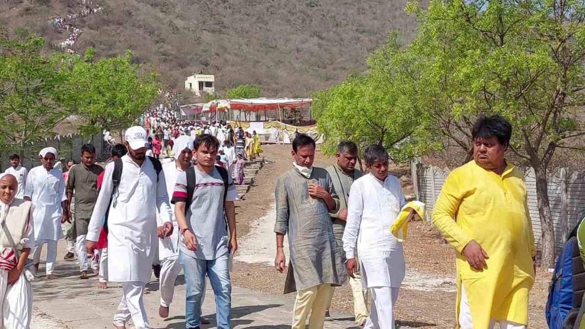 જૈનોના પવિત્ર યાત્રાધામ પાલીતાણામાં છ ગાઉની યાત્રામાં મોટી સંખ્યામાં યાત્રાળુઓ ઉમટી પડ્યા