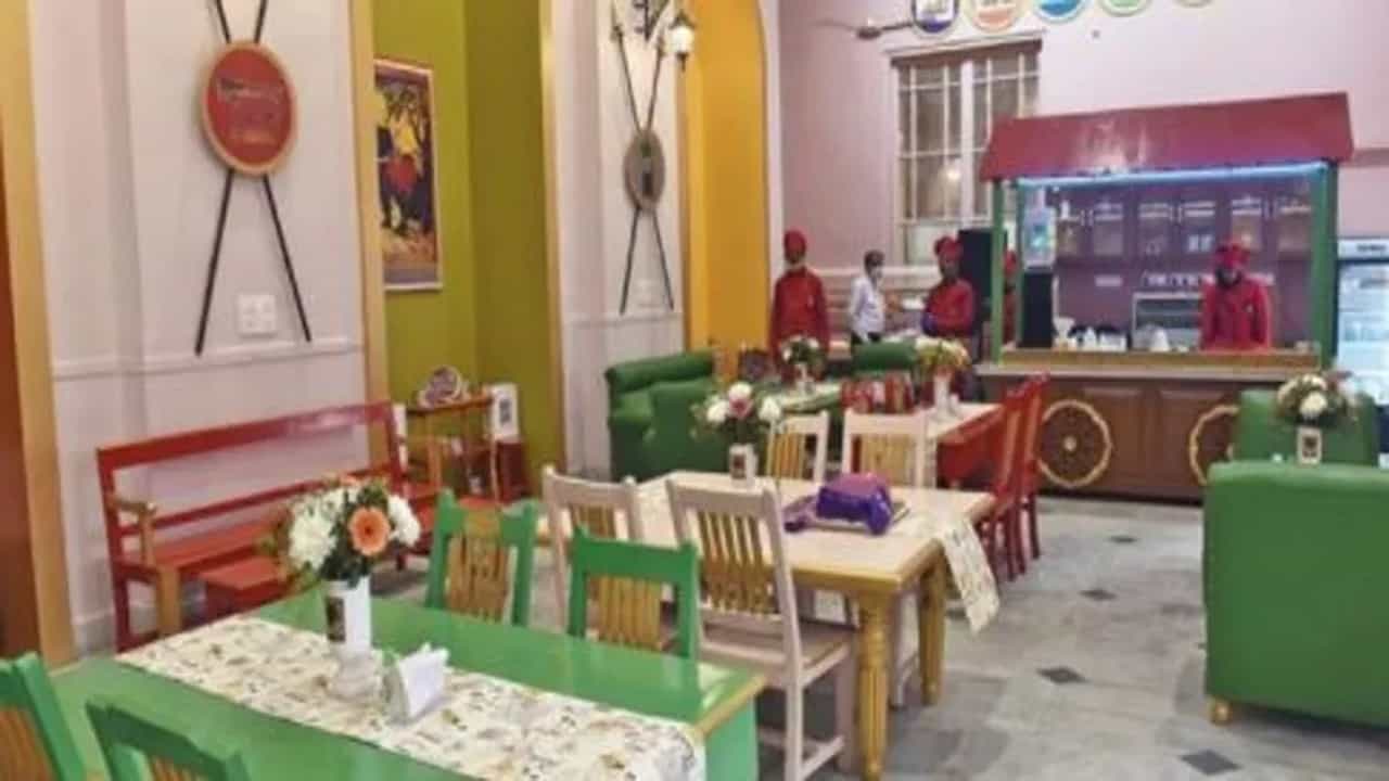 કોલકાતામાં ખુલ્યું દેશનું પ્રથમ પોસ્ટ ઓફિસ કાફે, જ્યાં તમે પાર્સલ બુકિંગ સાથે ચા અને નાસ્તાની મજા માણી શકો છો