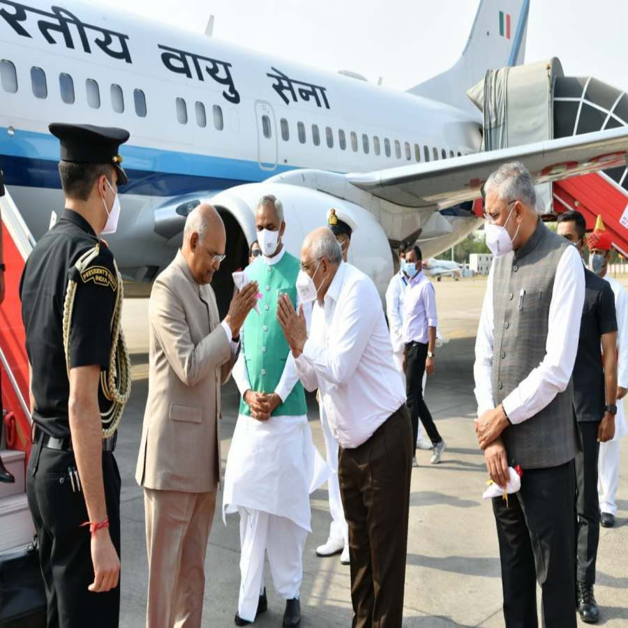 ભારતના રાષ્ટ્રપતિ રામનાથ કોવિંદ ગુજરાતની બે દિવસીય મુલાકાત આવી પહોંચતા અમદાવાદ એરપોર્ટ ખાતે તેઓનું સ્વાગત અને ઉષ્મા પૂર્ણ અભિવાદન ગુજરાતના રાજ્યપાલ  આચાર્ય દેવવ્રત અને મુખ્યમંત્રી  ભૂપેન્દ્ર પટેલ ,પ્રોટોકોલ મંત્રી જગદીશ વિશ્વકર્મા અને અમદાવાદ ના મેયર  કિરીટ ભાઈ પરમાર દ્વારા કરવામાં આવ્યું હતું.