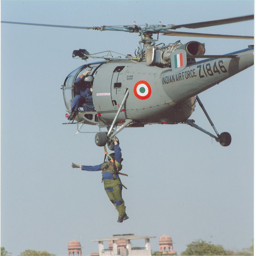 વિન્ચિંગ ઓપરેશન દરમિયાન IAF 'ચેતક'.