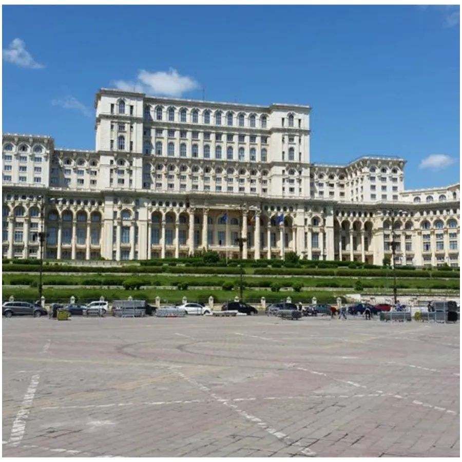 રોમાનિયા સંસદ ભવન (Romania Parliament House), આ દેશની સંસદ ચંદ્ર પરથી દેખાય છે (Parliament Seen From Space). તે એટલું મોટું છે કે તેને ચંદ્ર પરથી સરળતાથી જોઈ શકાય છે.
