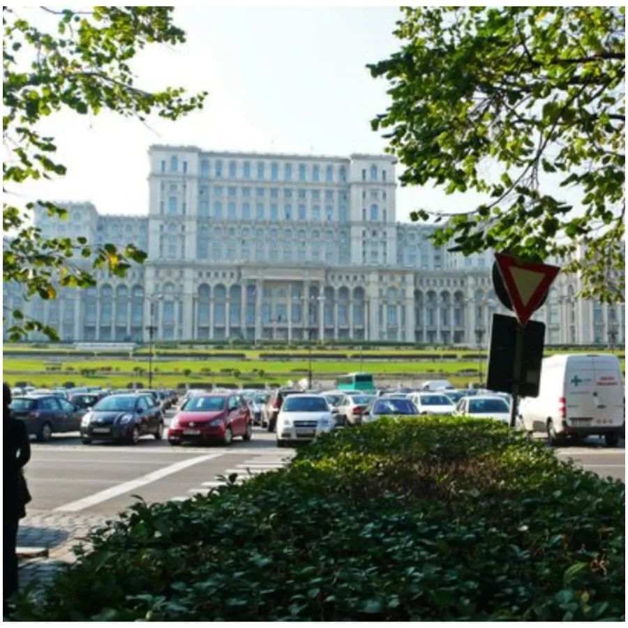 આ ઈમારત રોમાનિયાના છેલ્લા સરમુખત્યાર નિકોલે કૌસેસ્કુ (Nicolae Ceaușescu) દ્વારા બનાવવામાં આવી હતી. તેને બનાવવામાં લગભગ ત્રણ ટ્રિલિયન રૂપિયા અને 20 લાખ મજૂરોનો સમય લાગ્યો હતો. આ ઈમારતની અંદર 23 અલગ-અલગ ભાગો છે અને તેમાં લગભગ એક હજાર ઉત્કૃષ્ટ કોતરણીવાળા ઓરડાઓ છે. તેની દિવાલો 8 મીટર ઊંચી છે અને તે 3 લાખ 65 હજાર ચોરસ મીટરમાં ફેલાયેલી છે.
