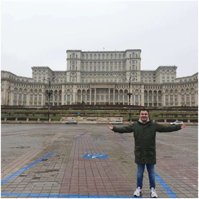 દુનિયાભરમાં એવી ઘણી ઈમારતો છે જે પોતાના આર્કિટેક્ચર માટે જાણીતી છે. તેઓ તેમની ડિઝાઇન અને વિશેષ વિશેષતાઓ માટે વિશ્વભરમાં જાણીતા છે. પછી તે ભારતનો તાજમહેલ (TajMahal) હોય કે ચીનની મહાન દિવાલ (Great Wall Of china). આ ઇમારતોએ વિશ્વમાં ઘણી ખ્યાતિ મેળવી છે. આ જ કારણ છે કે દુનિયાભરના પ્રવાસીઓ તેમને જોવા માટે આવે છે. પરંતુ તમે જાણો છો કે દુનિયામાં એક એવી ઈમારત છે જે ચંદ્ર પરથી દેખાય છે.